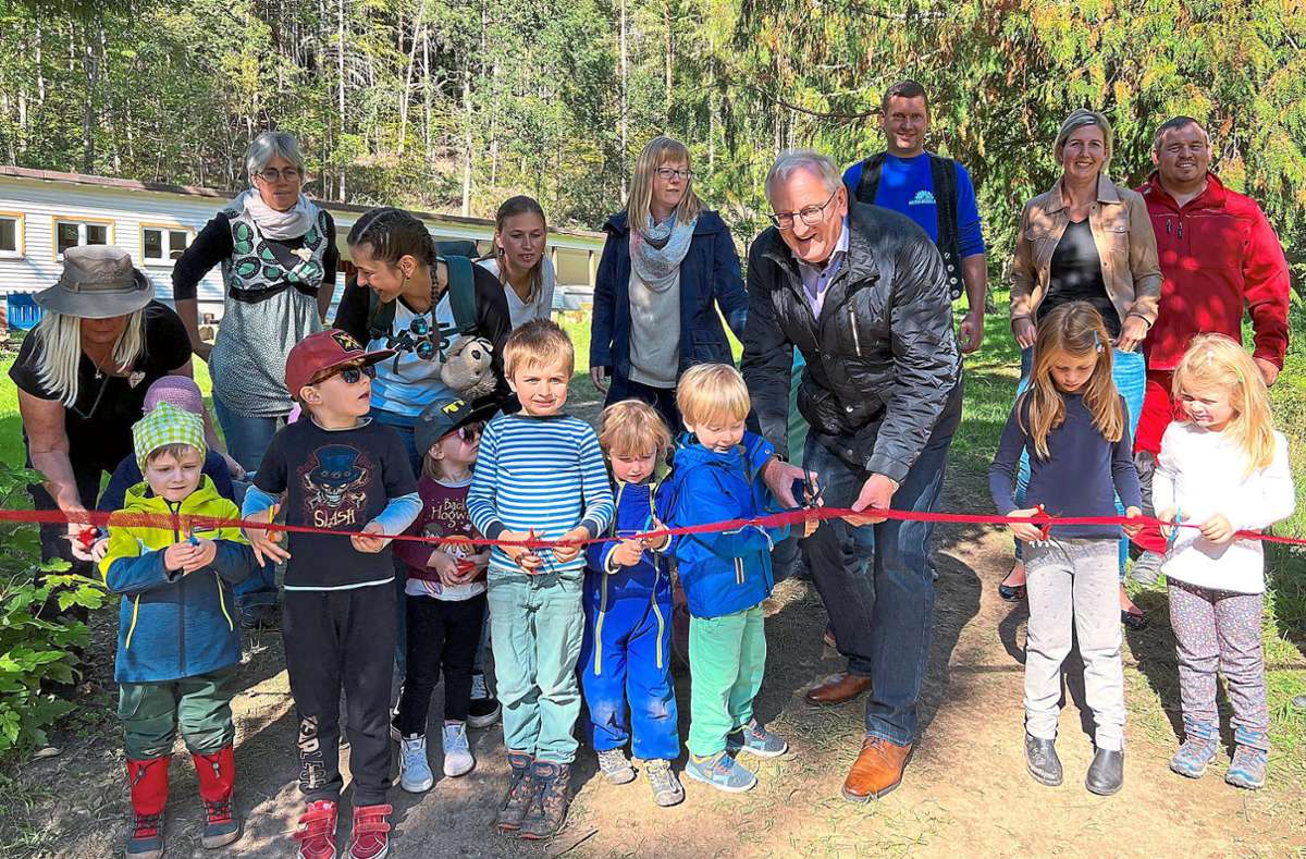 Zusammen mit den Kindern und Eltern eröffnete OB Jürgen Großmann offiziell den Nagolder Waldkindergarten Rötenbad. Foto: Priestersbach