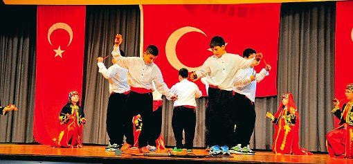 Auch die türkische Kinder-Folklore-Gruppe tritt beim Bürgerfest im Alpirsbacher Kurgarten auf. Foto: Stadt-Info Foto: Schwarzwälder-Bote