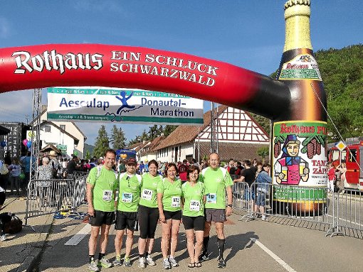 Glücklich waren die Läufer der Sportfreunde Isingen, als sie nach 42,195 Kilometern in Tuttlingen im Ziel waren. Foto: Vichra Foto: Schwarzwälder-Bote