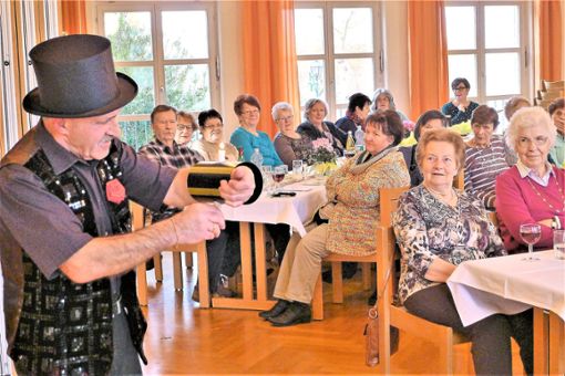 Zauberer Piccolino unterhielt die Gäste bei der Premiere des Ökumenischen Seniorentreffs aufs Beste. Foto: Fechter Foto: Schwarzwälder Bote
