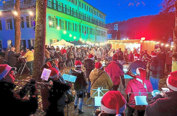 Bad Imnauer Dorfweihnacht: Über 600 Besucher genießen Weihnachtsflair vor  Fürstenhof und Fürstensaal