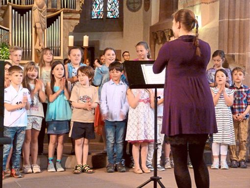 Auch Grundschüler hatten ihren  großen Auftritt in der Effringer Kirche. Foto: Kosowska-Németh Foto: Schwarzwälder Bote