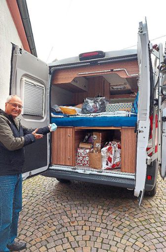 Ein ganzes Wohnmobile voller Spenden: Diakon Helmut Kausch holte die Geschenke ab. Foto: Stadt