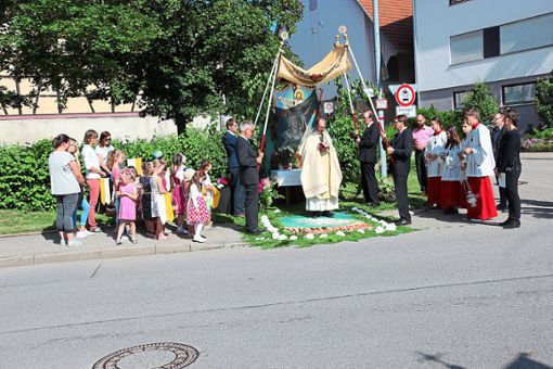 Die Ministranten aus Eutingen stellten in der Markstraße an Fronleichnam das Thema Frieden mit ihrem Blumenteppich dar.  Foto: Feinler