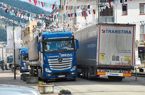 Für Lastwagen wurde es am Donnerstagmittag in der Hausacher Innenstadt sehr eng. Foto: Lübke