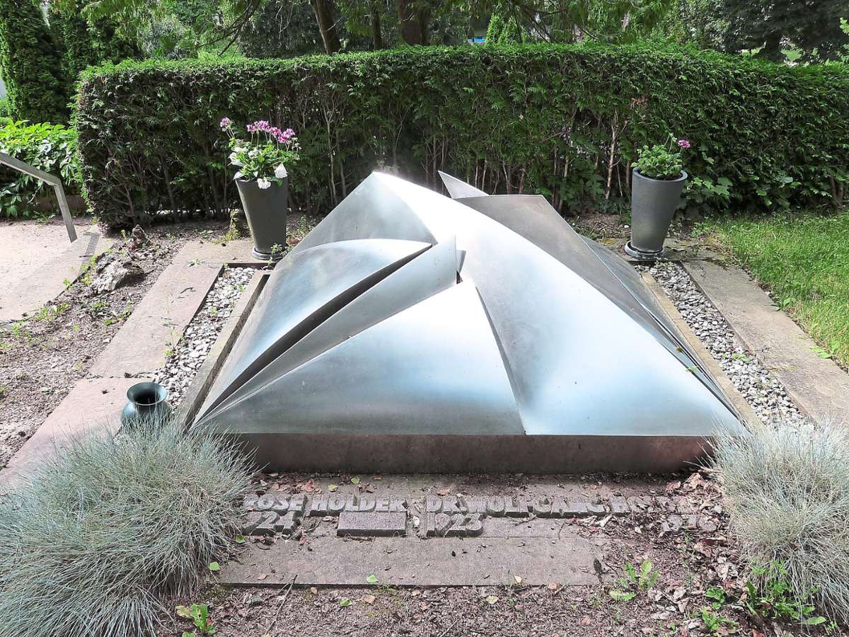 Die Grabstätte des früheren Apothekers Wolfgang Holder auf dem Talfriedhof, ziert eine Plastik des Bildhauers Erich Hauser.