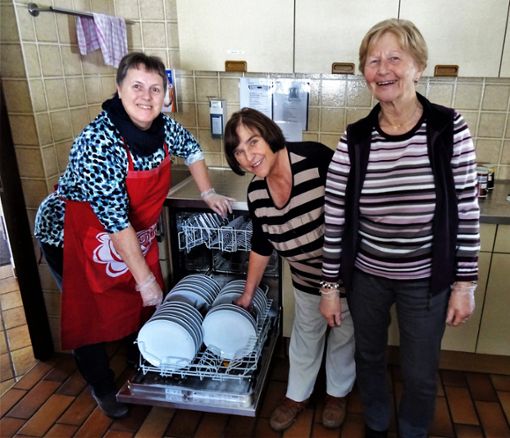 Maria-Elisabeth Keppler, Gertrud Merz und Maria Schenk (von links) freuen sich über die elektrische Helferin.  Foto: Conzelmann Foto: Schwarzwälder Bote