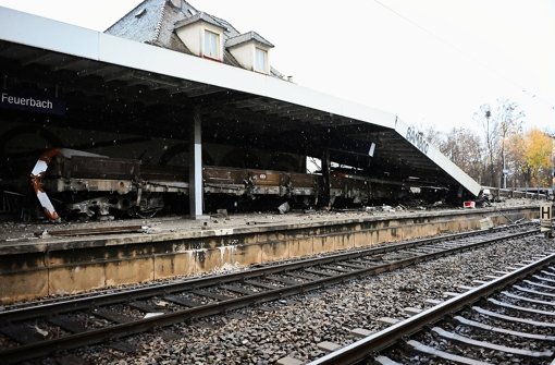 Bahnhof Stuttgart-Feuerbach, Gleis 1: Wo sonst Berufspendler auf die S-Bahn warten, haben Güterwaggons den Bahnsteig durchpflügt  und ein Vordach heruntergerissen. Foto: Michele Danze