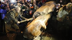 Zornige Ukrainer stürzen die Lenin-Statue