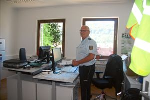 Polizist Markus Pfister fühlt sich wohl in seinem neuen Büro im Polizeiposten in der Fidelisstraße. Foto: Schwarzwälder Bote