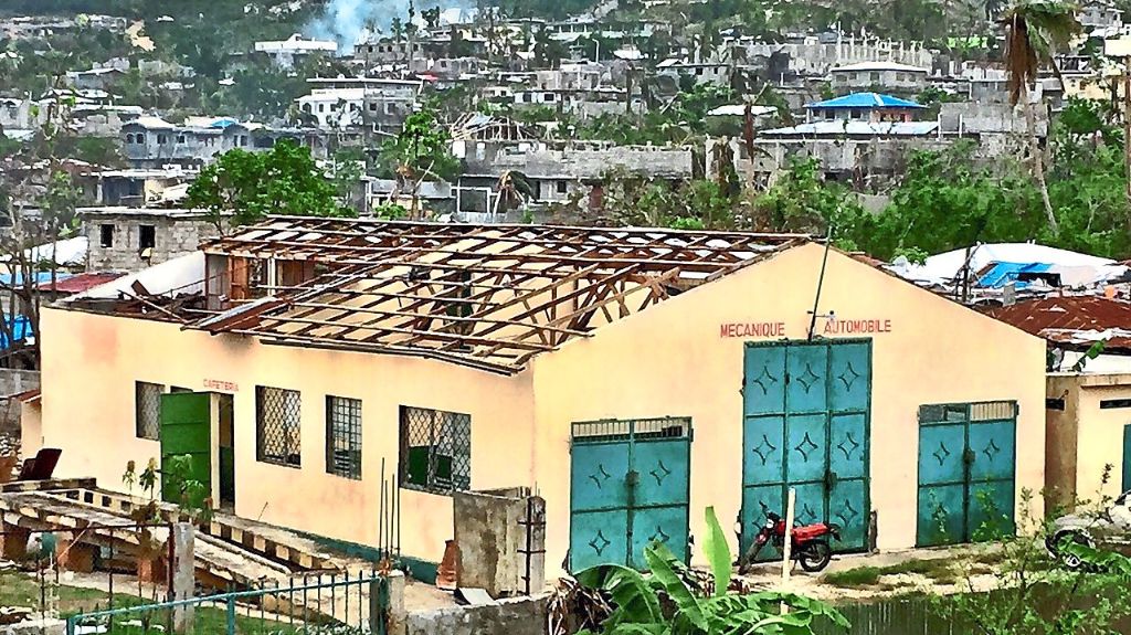 Das Dach der Autowerkstatt in Jérémie wurde durch Hurrikan Matthew komplett zerstört.  Fotos (3): Pro Haiti
