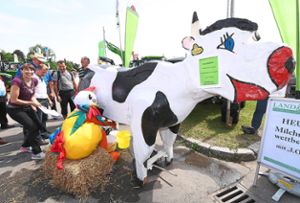 Einen Riesenspaß hatten Besucher und Messegockel Jonathan beim Melkwettbewerb. Foto: Südwest Messe Foto: Schwarzwälder Bote