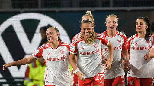 Die Spielerinnen des FC Bayern München feiern den klaren 4:0-Sieg gegen den VfL Wolfsburg. Foto: Swen Pförtner/dpa