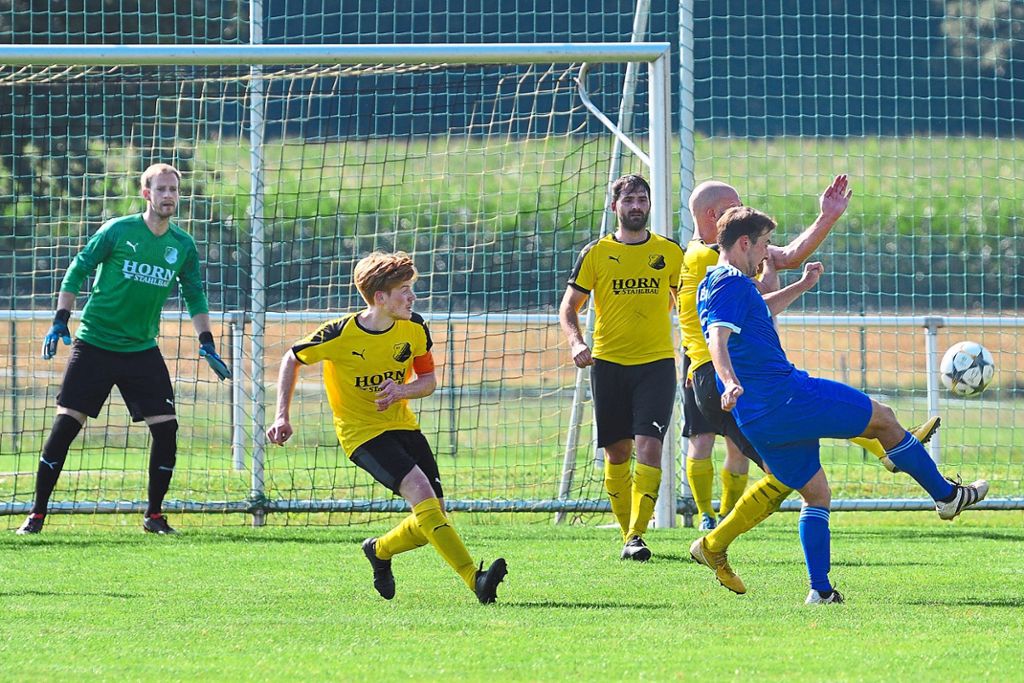 Der SV Breitenberg/Martinsmoos (gelbe Trikots) ließ vor heimischer Kulisse gegen den VfB Effringen nichts anbrennen und landete einen sicheren 4:0-Sieg. Foto: Wasserbauer