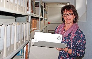Angela Messner, die Frau, die in Nusplingen über das Gemeindearchiv wacht: Sie hat die Unterlagen vor vielen Jahren selbst sortiert und systematisch geordnet.  Foto: Weiger Foto: Schwarzwälder-Bote