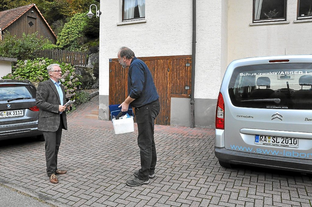 Auch bei Mühlenbachs Bürgermeister Karl Burger macht Jürgen Rösch Halt, um für die Trinkwasseruntersuchung Proben zu entnehmen.