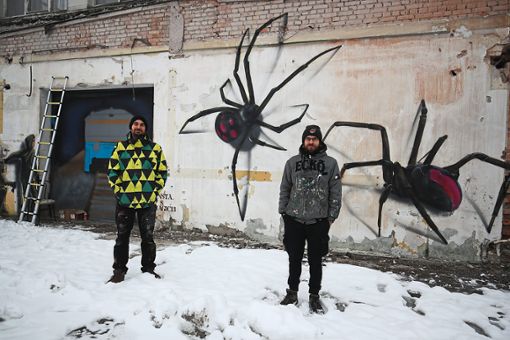 Steffen Schulz (links) und Jonas Fehlinger nutzen das Saba-Gelände in Villingen für ihre Graffitikunst. Foto: Eich