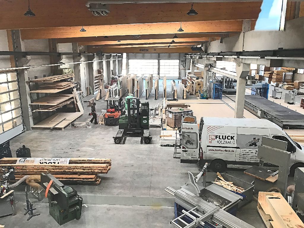 Ein Blick in die 3500 Quadratmeter große Produktionshalle der Firma Fluck. Womit sie beheizt wird, ist bei einem Holzbau-Betrieb klar.  Fotos: Niederberger/privat
