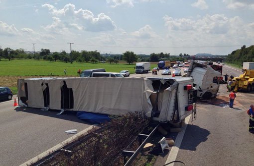 Ein 38 Jahre alter Lkw-Fahrer verliert am Mittwochmittag auf der Autobahn A 81 bei Pleidelsheim die Kontrolle über sein Fahrzeug. Er selbst und ein 28-jähriger Smart-Fahrer verletzen sich bei dem Unfall schwer.  Foto: www.7aktuell.de |