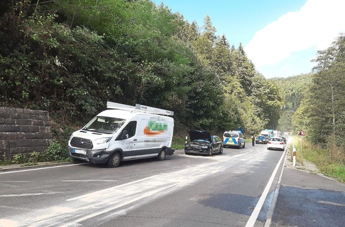 B 463 bei Ernstmühl: Unfall mit drei Fahrzeugen fordert fünf Verletzte
