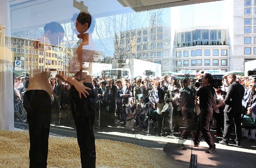 Das Schaufenster des Modehauses Breuninger ist am Samstag dank der Tänzer des Stuttgarter Balletts zum Publikumsmagneten geworden. Foto: Beytekin