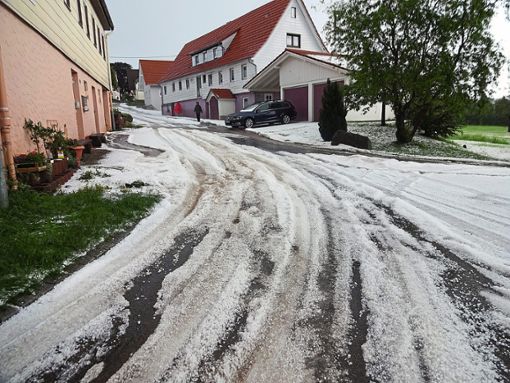 Die Straßen in Agenbach waren mit weißem Hagel bedeckt – die Feuerwehren hatten viel zu tun. Foto: Feuerwehr