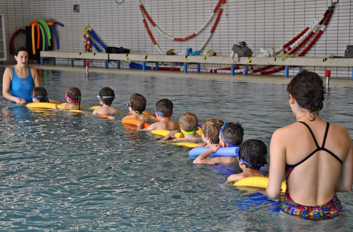 Schwimmkurse, wie hier im Nagolder Lehrschwimmbecken, sind wichtig. Der Bedarf ist nach der Corona-Krise groß. Badschließungen erschweren die Situation. Foto: Schik