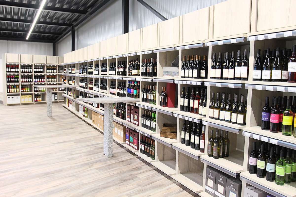 In den Regalreihen lagert ein umfangreiches Weinsortiment.