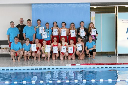 Geschafft, aber glücklich – die DLRG-Schwimmer aus Althengstett nach der Landesmeisterschaft.   Foto: DLRG Foto: Schwarzwälder-Bote