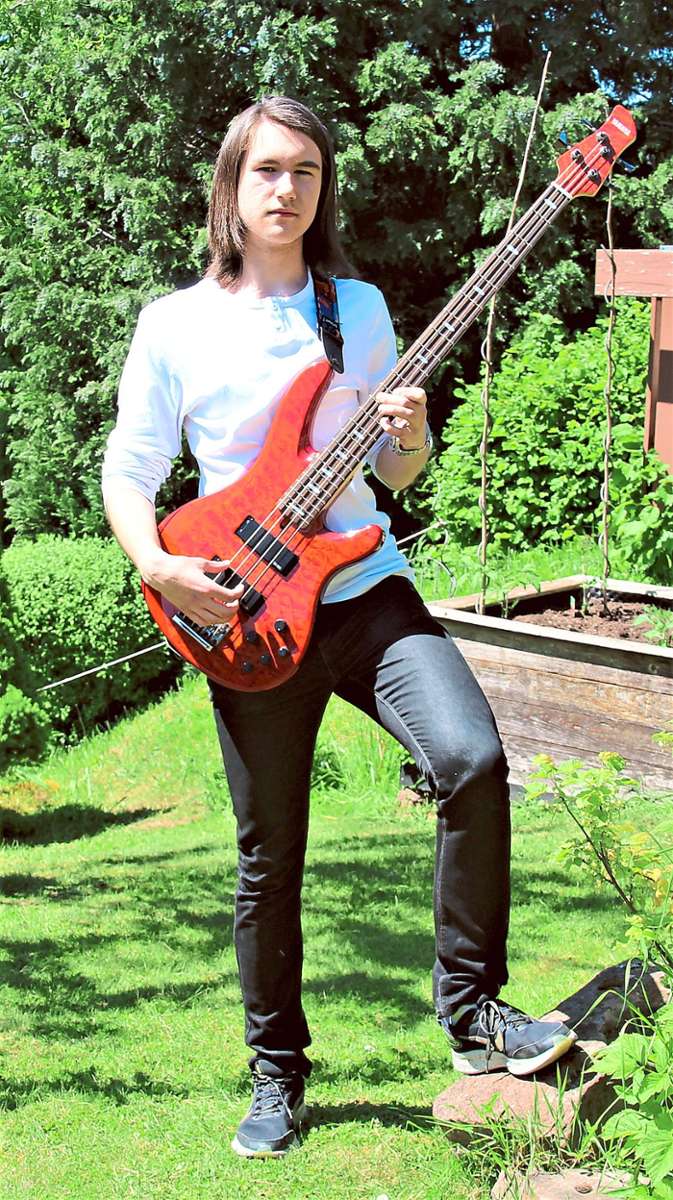 Faszination Musik: Wladyslaw Peszynski mit seinem E-Bass. Foto: Gegenheimer Foto: Schwarzwälder Bote
