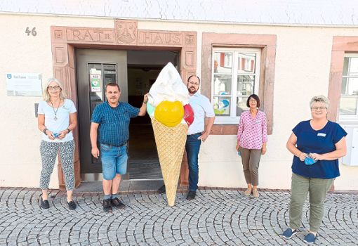 Bei Rathausmitarbeitern und Besuchern sorgte die Eistüte für allgemeine Erheiterung.  Foto: Gemeindeverwaltung