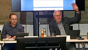 Zufrieden über die Zustimmung zum Haushaltsplan 2024 in Mönchweiler zeigen sich Hauptamtsleiter Sebastian Duffner (links) und Bürgermeister Rudolf Fluck. Foto: Rainer Bombardi