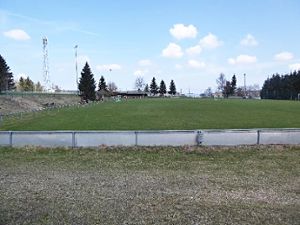 Aus dem bisherigen Sportplatz wird ein Gelände für alle Generationen. Foto: Stadt Meßstetten Foto: Schwarzwälder Bote
