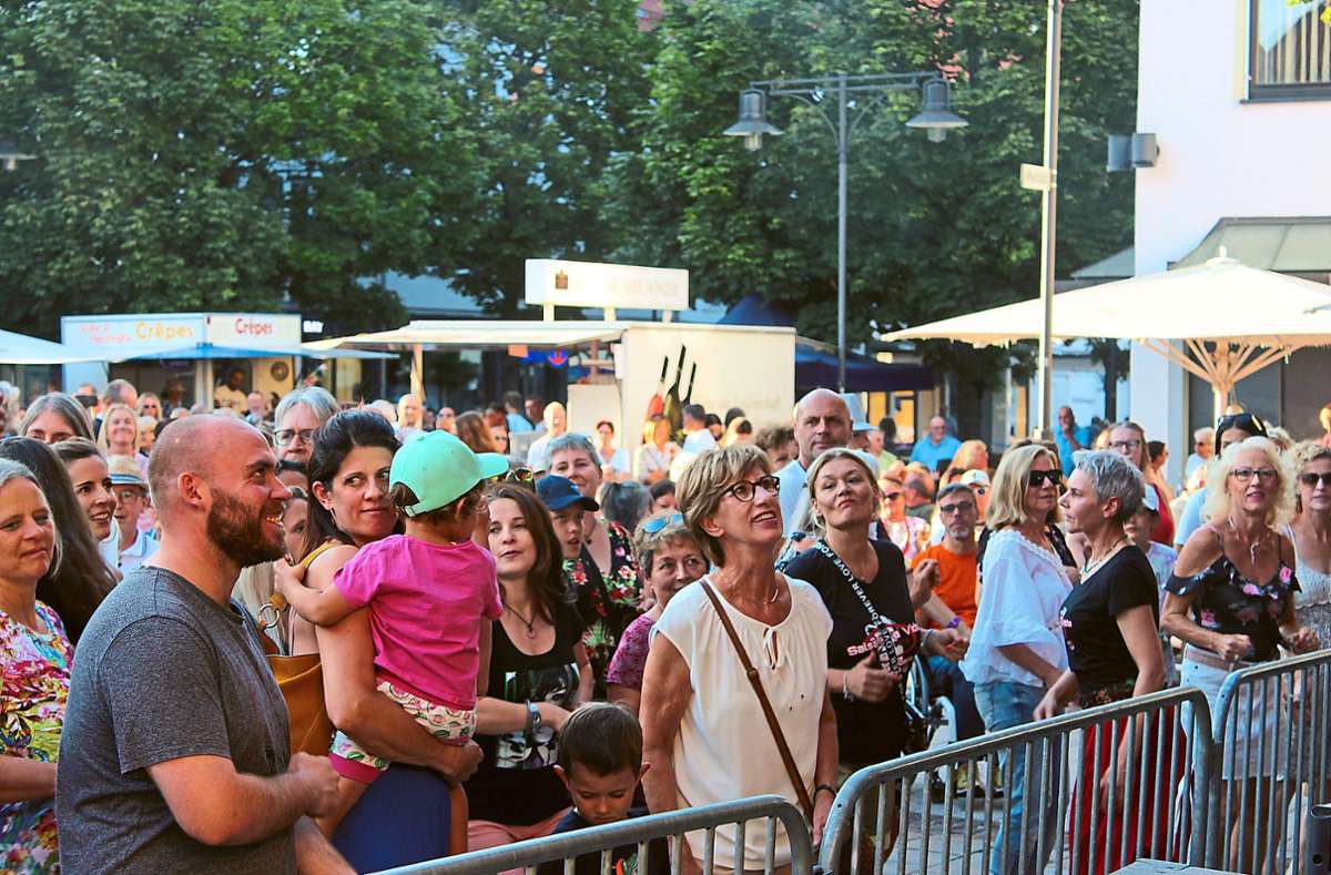 Die Fans genießen die Musik auf dem Marktplatz. Foto: Breisinger
