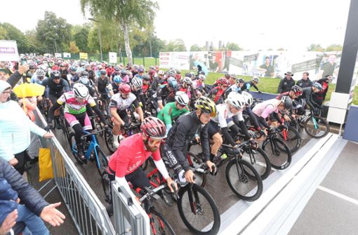 Gleich geht es los – die Radfahrer können in Bad Dürrheim den Start kaum erwarten. Daran ändert auch das eher schlechte Wetter nichts. Foto: Roger Müller