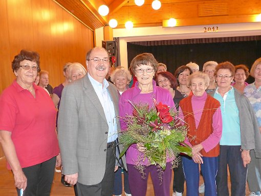 Hauptamtsleiter Egbert Lacroix verabschiedete die 72-jährige Kursleiterin mit einem Blumenstrauß. Foto: Schwarzwälder-Bote