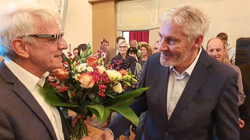 Landrat Helmut Riegger (rechts) war einer der Ersten, der Klaus Hoffmann zum Wahlsieg gratulierte. Foto: Kugel