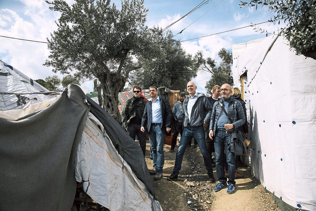 Rottenburgs Erster Bürgermeister Thomas Weigel (Zweiter von rechts) schaut sich mit einer deutschen Delegation im Flüchtlingscamp Moria auf der griechischen Insel Lesbos um.   Foto: Jörn Neumann