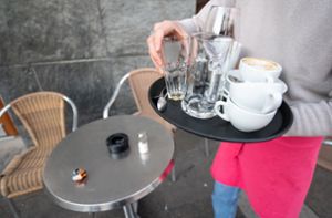 Cafés und Restaurants in Baden-Württemberg sollen von Samstag an unter bestimmten Bedingungen wieder öffnen. (Symbolbild) Foto: dpa/Sebastian Gollnow