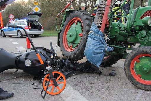 Ein 24-jähriger Motorradfahrer aus Leinfelden-Echterdingen wird bei einem Verkehrsunfall bei Kirchheim/Teck schwer verletzt. Ein 73-Jähriger in einem Traktor mit Anhänger hatte ihn übersehen. Foto: www.7aktuell.de | Christian Schlienz