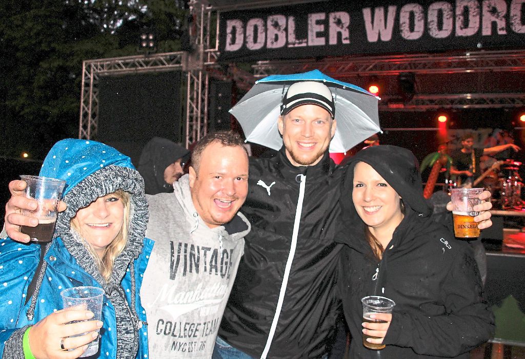 Trotz Regen hatten die Fans am Freitagabend beim Woodrock-Festival ihren Spaß.