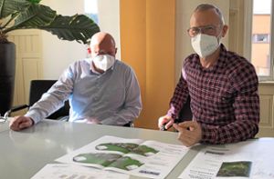 Mathias Hörnisch (links) und Roland Hess stellen die Planung vor. Foto: Dold