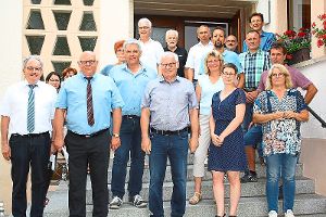 Über die Situation in Erzingen informiert  sich die Verwaltungsspitze beim Ortsumgang mit dem Ortschaftsrat.  Foto: Privat Foto: Schwarzwälder-Bote