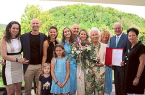 Ursula Schaller (Vierte von rechts) wurde im Kreise ihrer Familie mit der Ehrennadel der Stadt Nagold ausgezeichnet.  Foto: Priestersbach