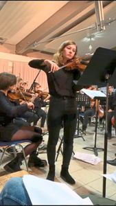 Die Violinistin und Schülerin der zehnten Klasse Franziska Rühle begleitete das Orchester mit ihren Solo-Einlagen. Foto: Schwarzwälder Bote