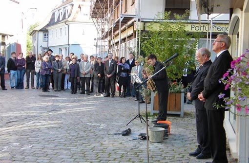 Sören Fuß (Zweiter von rechts) und Bürgermeister Heinz Winkler erinnerten an die Haslacher NS-OPfer, Saxofonist Thilo Haas verlieh ihren tragischen Geschichten musikalisch Ausdruck. Foto: Babic