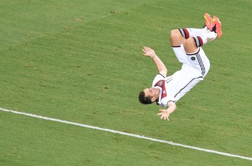 Nicht für seinen typischen Salto, aber für seine Leistungen im deutschen Fußball nominiert: Miro Klose ist für GQ der Mann des Jahres in der Kategorie Sport. Foto: dpa