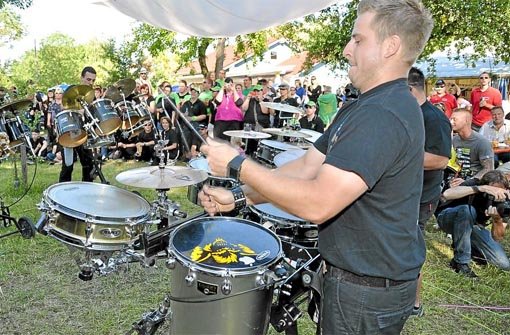 Satte Beats und rockigen Sound präsentieren die Musiker des »G.O.N.D. Commandos« als spezielle Onkelz-Guggenmusik. Foto: privat