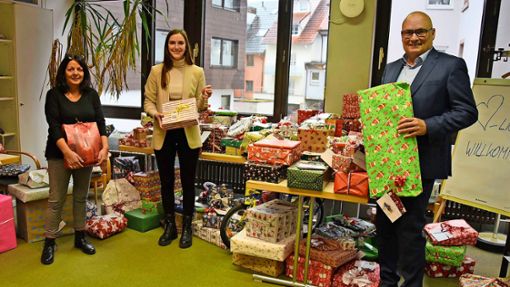 Jede Menge Geschenke können  Antonia Musacchio-Torzilli (von links), Julia Merkle und Michael Rieger  übergeben. Sie machen damit 190 Kindern eine Weihnachtsfreude. Foto: Stephan Hübner
