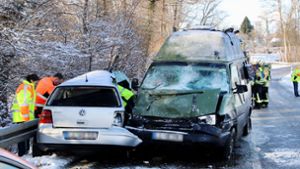 Autofahrer stirbt bei  Kollision mit Kleinbus